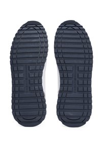 Podeszwa sneakersów z głębokim wzorem bieżnika, wykonana z gumy, w kolorze granatowym, z wytłoczonym nazwiskiem marki i delikatnymi fakturami na powierzchni.