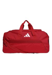 Bolsa de deporte roja de tela duradera, con un compartimento principal con cremallera, asas acolchadas, correa ajustable y acentos de logo en blanco.