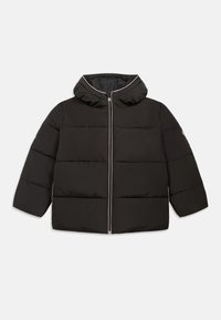 Chaqueta acolchada negra con capucha, cremallera frontal completa y ribete claro a lo largo de la cremallera y los bordes de la capucha, exhibida plana sobre un fondo blanco.