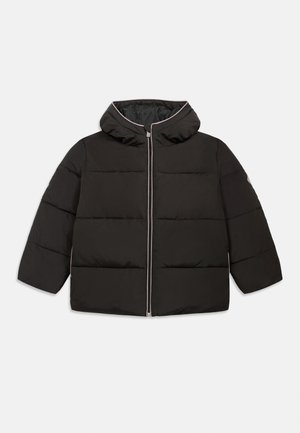 Must must jacket, mille kapuutsiga, täispikk tõmblukk, ning heledatooniline ääris tõmbluku ja kapuutsi servadel, eksponeeritud tasasele valgel taustal.