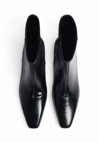 Melnas ādas potītes zābaki ar elegantitu dizainu, kvadrātu purngaliem, sānu rāvējslēdzējiem un spīdīgu apdari. Gluda tekstūra ar minimāliem rotājumiem.