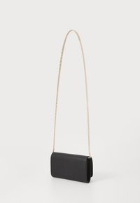 Svart skinn clutch-veske med teksturert overflate, med en gullkjede stropp og rektangulær form, som fremhever et minimalistisk design.