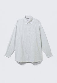 Camisa branca de mangas longas com finas riscas verticais cinzentas, frente com botões, um bolso no peito e colarinho pontiagudo.