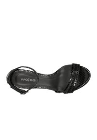 Zwarte hoge hak sandaal met een slangenleerpatroon, met twee dunne horizontale banden en een enkelband. Zachte binnenkant met logo.