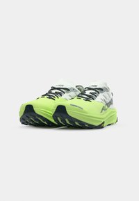 Des chaussures de course légères avec un dessus vert lime vif, des accents noirs et des semelles texturées pour l'adhérence. Dessus en maille pour la respirabilité.