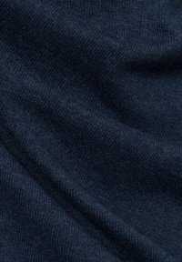 Marineblaue Strickware mit einer weichen Textur, die einen subtilen Glanz und unterschiedliche Fadendicken an der Oberfläche zeigt.