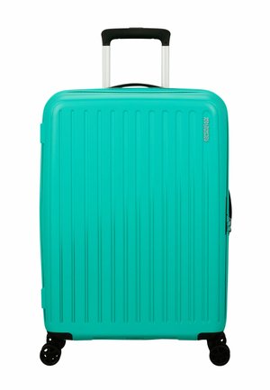 Valigia rigida turchese con linee verticali, manico telescopico e quattro ruote nere per la mobilità. Chiusura con zip sul lato.