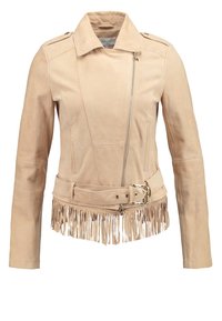 Giacca biker in suede beige con zip asimmetrica, vita con cintura, spalline e dettagli in frange lungo l'orlo inferiore.
