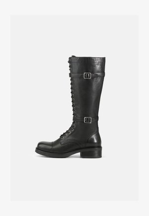 Hohe schwarze Lederstiefel mit Schnürung vorne, seitlichen Schnallen, glatter Textur, runder Spitze und robustem niedrigen Absatz.