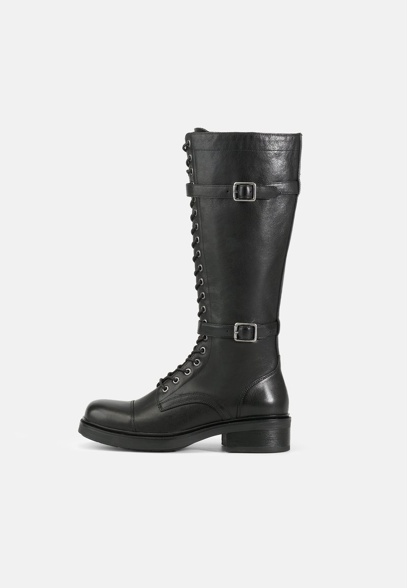 Hohe schwarze Lederstiefel mit Schnürung vorne, seitlichen Schnallen, glatter Textur, runder Spitze und robustem niedrigen Absatz.