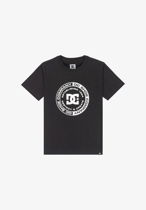 Czarna bawełniana koszulka z krótkim rękawem z okrągłym białym logo z napisem "DC Shoe Company" oraz szczegółami o dacie założenia, gładka tekstura i okrągły dekolt.