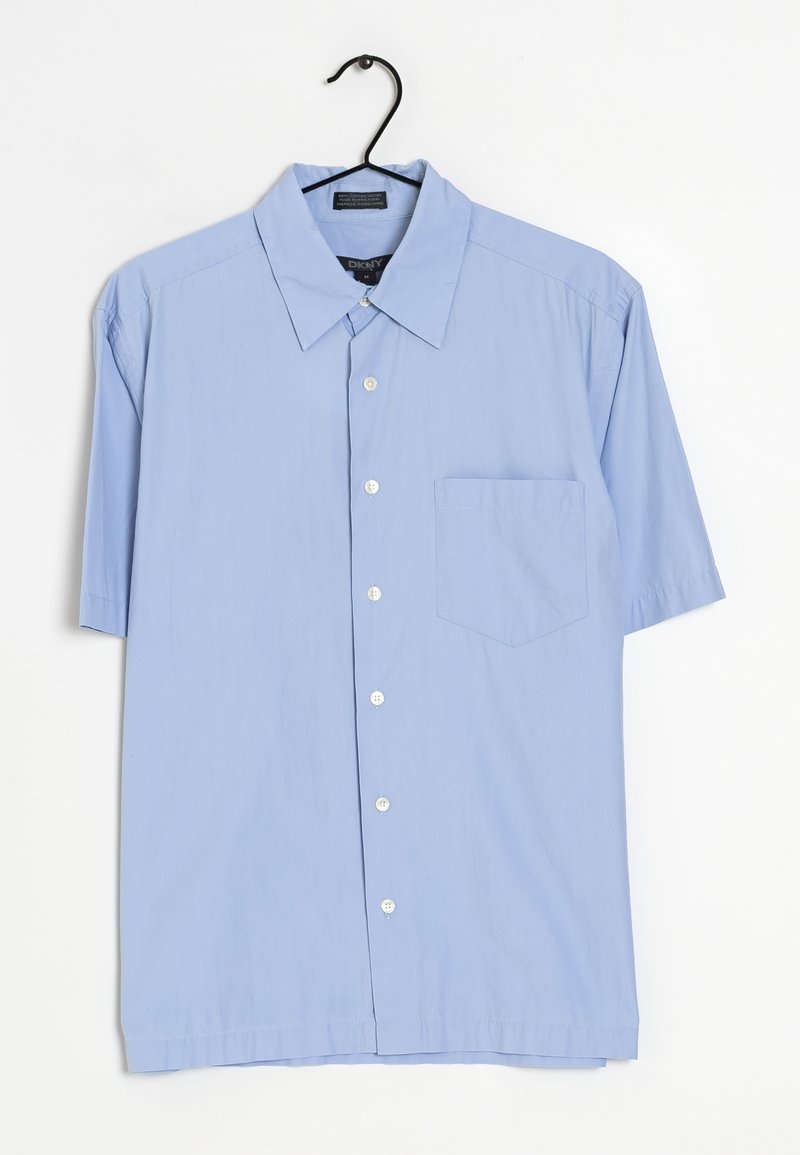 Kortärmad ljusblå skjorta i mjukt tyg med knäppning fram, krage, en bröstficka och avslappnad passform.