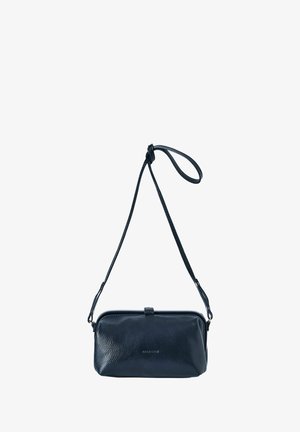 Sac bandoulière en cuir bleu marine avec une finition texturée, une forme arrondie, une fermeture éclair et une sangle ajustable. Design minimaliste avec détail de logo.