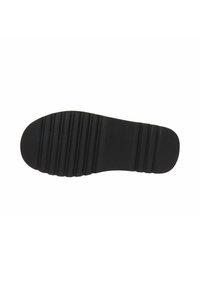 Suela de zapato de goma negra con múltiples estrías horizontales y punta redondeada. Textura lisa con un ligero brillo, diseñada para ofrecer tracción.