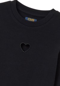 Schwarzer, gerippter Sweatshirt mit rundem Halsausschnitt und einer kleinen herzförmigen Aussparung auf der Vorderseite. OVS-Label am Hals sichtbar.