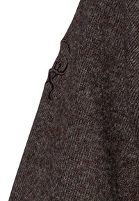 Brun, strikket sweater med en struktureret finish. Har subtil broderi på ærmet i en mørk tråd. Klassisk design med en afslappet form.