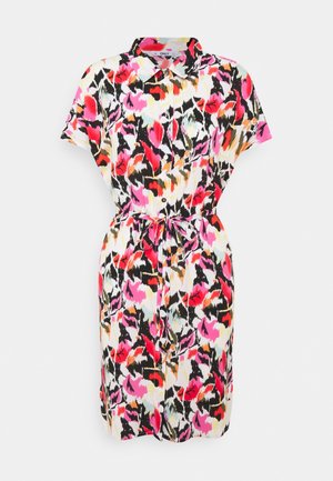 Robe fleurie à manches courtes, boutonnée sur le devant, avec une ceinture à la taille. Présente un motif coloré en rose, noir, orange et blanc.