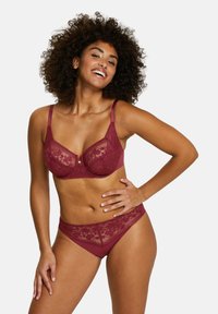 Sostén de encaje burdeos oscuro y bikini a juego, con patrones florales, tirantes ajustables y textura suave con acabado satinado.