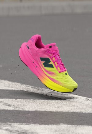 New Balance 1080 V15 LONDON MARATHON - Pantofi de alergare pe asfalt - alkaline green/pink heat