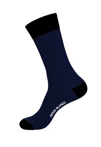 Chaussettes bleu marine avec un revers côtelé noir, un talon et un orteil noirs, affichant le texte "SERGE BLANCO" en blanc sur le côté.
