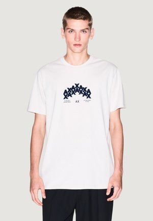 T-shirt bianco in cotone con colletto rotondo, maniche corte e un design grafico che presenta lettere blu navy sovrapposte in forma di piramide.