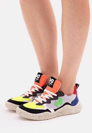 ID.EIGHT, HANA APPLE - Trainers - Dark Mix Square