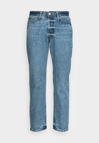 Jeans de denim azul claro com um design de perna reta. Apresentam cinco bolsos, um fecho éclair na frente e uma textura desbotada com detalhes de costura subtis.