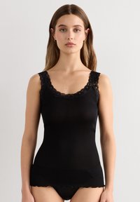 Zwarte geribde tanktop met een geschulpte zoom, voorzien van kant langs de halslijn en schouderbanden, gladde textuur, strakke pasvorm.