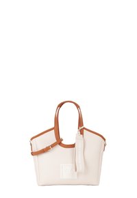 Borsa a tote realizzata in materiale testurizzato crema con accenti in pelle marrone. Presenta due manici, una tracolla rimovibile e un'etichetta.