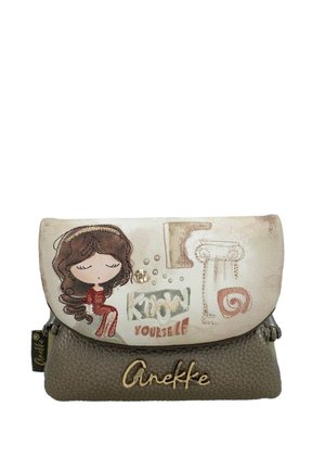 Pequeño bolso beige y marrón con una ilustración de una niña de dibujos animados, texto "Conócete a ti mismo", símbolos decorativos y el logotipo "Anekke" en la parte frontal.