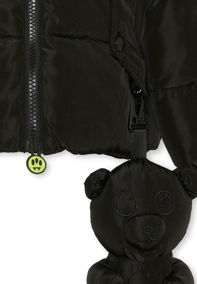 Czarna sekcja kurtki puchowej z zamkiem błyskawicznym, z odpinanym brelokiem w kształcie czarnego misia z materiału o podobnej strukturze, z haftowanymi detalami.