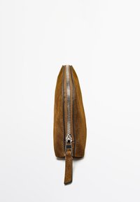 Pochette in suede marrone con una zip argentata, design piatto, superficie texturizzata e un piccolo tirazip in pelle.