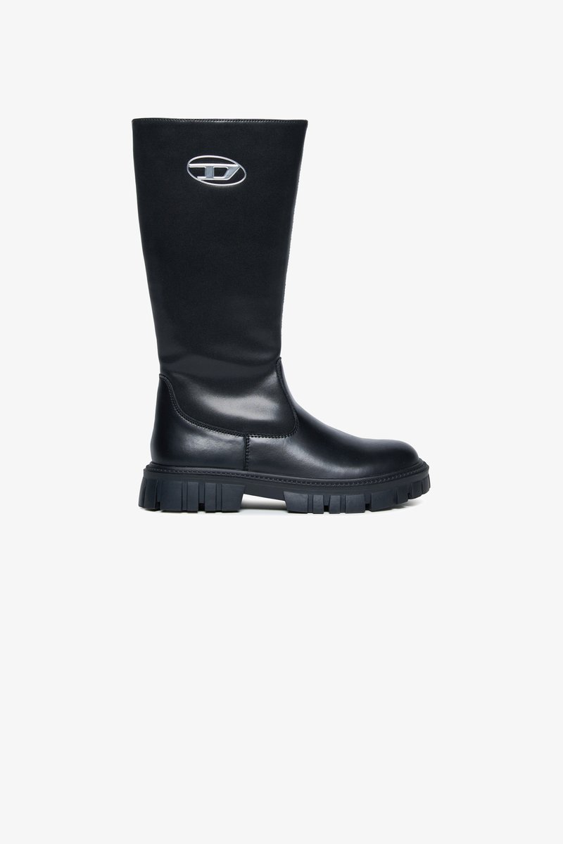 Juodi kelio ilgio batai, pagaminti iš lygaus odos, turintys masyvų guminį pado ir metalinį logotipo akcentą šone.