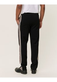 Les Deux STERLING TRACK PANTS - Calças de fato de treino - black/ivory