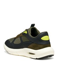 Zapatillas para hombre que combinan cuero negro y ante oliva, con secciones de malla transpirable, suela blanca y un acento brillante en el talón.