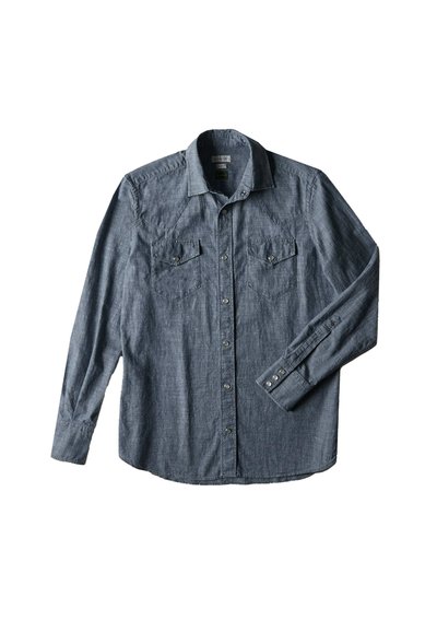 Denim overhemdd blouse, donkerblauw, lange mouwen, puntige kraag, twee borstzakken met kleppen en zilveren drukknoopjes. Gestructureerde stof.