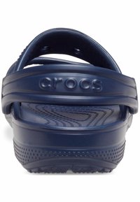 Marinblå Crocs med strukturert fotseng, bakre stropp og sirkulære ventilasjonsåpninger. Laget av lett, holdbart materiale.