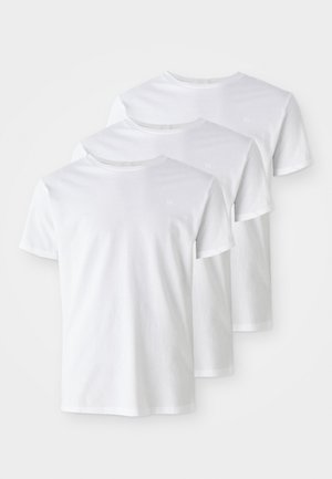Trois T-shirts en coton blanc avec un col rond, des manches courtes et un logo discret sur la poitrine. Texture lisse et coupe standard.