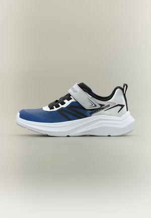 Zapatilla deportiva azul y blanca con detalles negros, suela blanca, cordones negros y una correa de velcro gris sobre un fondo liso.