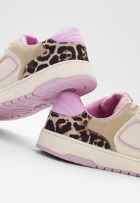 Sneaker beige e rosa con tallone in stampa leopardata, materiale sintetico liscio, fodera in rete, punta tonda e suola in gomma testurizzata.