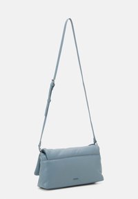 Borsa a spalla in pelle blu con design strutturato, tracolla regolabile, texture trapuntata e cuciture sottili. Compatta e versatile.