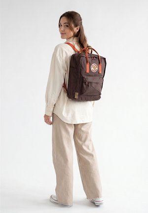 Fjällräven, KÅNKEN KONCEPT LAPTOP 15" UNISEX - Σακίδιο κάμπινγκ - black oak-rowan red