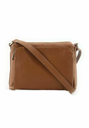Sac bandoulière en cuir texturé marron avec une poche zippée à l'avant et une sangle réglable sur fond blanc.