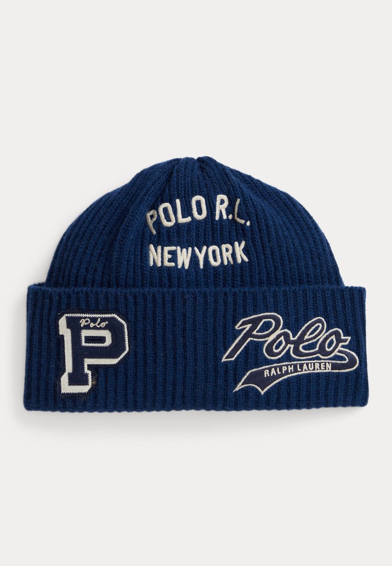 Sininen neulottu pipo, jossa ribbineulos; valkoisella kirjailulla teksti "POLO R.L. NEW YORK" ja logoyksityiskohtia, mukaan lukien "Polo" ja "RALPH LAUREN."