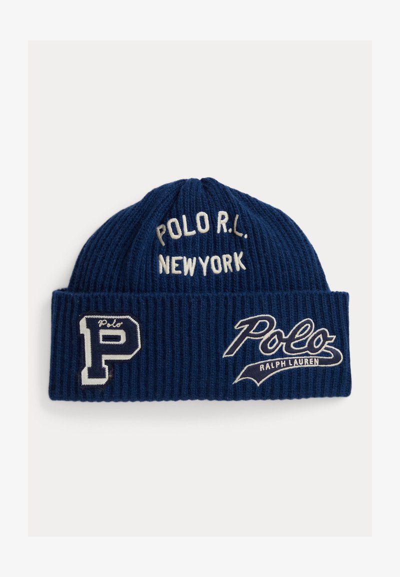 Sininen neulottu pipo, jossa ribbineulos; valkoisella kirjailulla teksti "POLO R.L. NEW YORK" ja logoyksityiskohtia, mukaan lukien "Polo" ja "RALPH LAUREN."