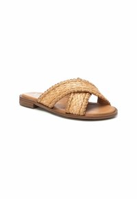 Sandalias deslizantes de paja trenzada con dos correas cruzadas anchas, color marrón claro, acabado texturizado y suela plana marrón.