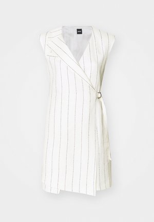 Hvid ærmeløs omslagskjole med lodrette guldstriber, der har et skræddersyet design, sidelukning og en fremhævet talje med en rund metalspænde.