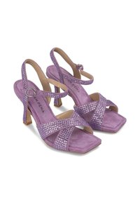 Sandali alti in suede viola con punta quadrata, caratterizzati da cinturini incrociati decorati con rhinestone e fibbie regolabili alla caviglia.
