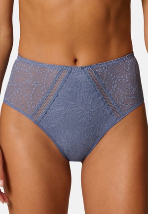 Majtki z wysokim stanem wykonane z delikatnej koronki w miękkim liliowym kolorze, ozdobione misternymi wzorami liści oraz przejrzystymi panelami po bokach.