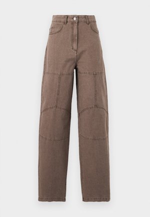 Καφέ παντελόνι με ψηλή μέση και ίσια γραμμή, με εμφανείς επιδιορθώσεις στα γόνατα, κλείσιμο με κουμπιά στο μπροστινό μέρος και μπροστινές τσέπες, απεικονίζεται σε απλό φόντο.